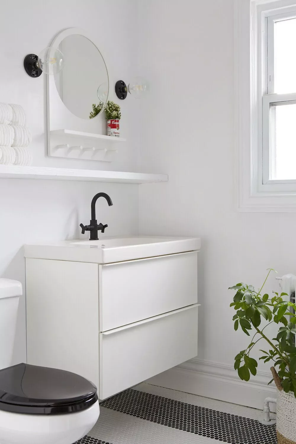 25 Creative Ways to Display Towels That Transform Your Bathroom Storage 20 White and Black
