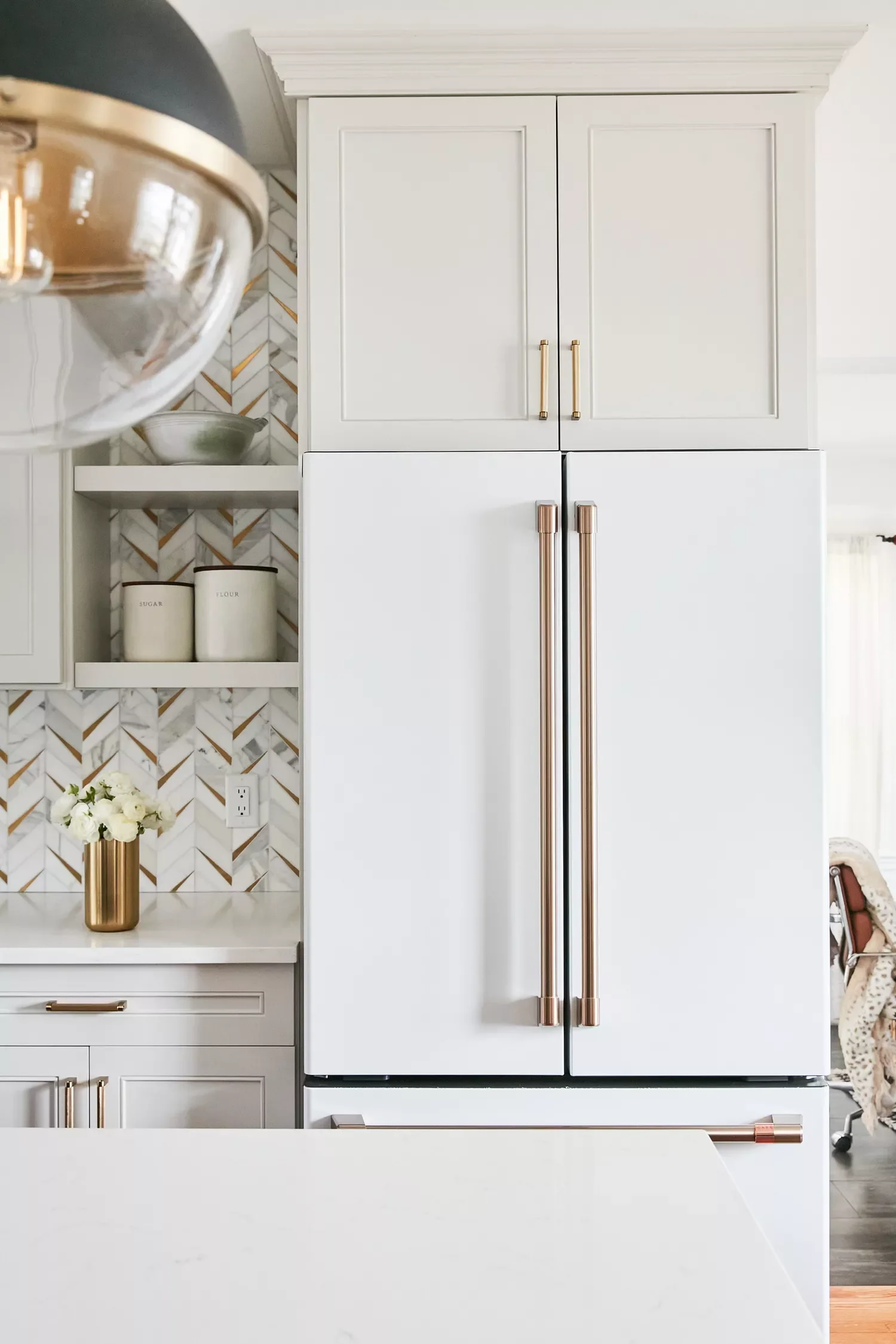 35 Stunning White and Gold Kitchen Designs for Ultimate Luxury White and Gold Coordinated Appliances