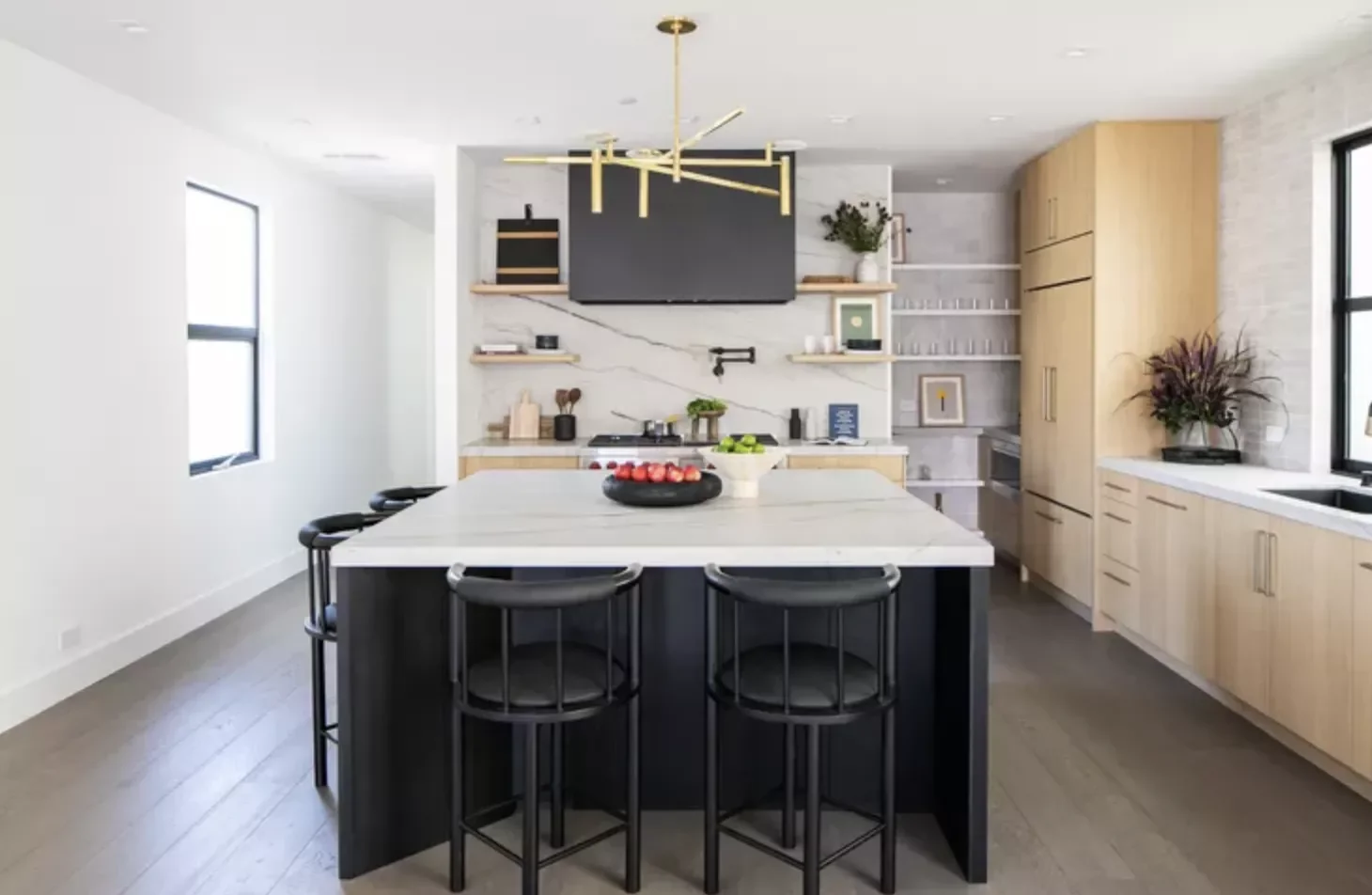 35 Stunning White and Gold Kitchen Designs for Ultimate Luxury White and Gold Kitchen With Black Accents