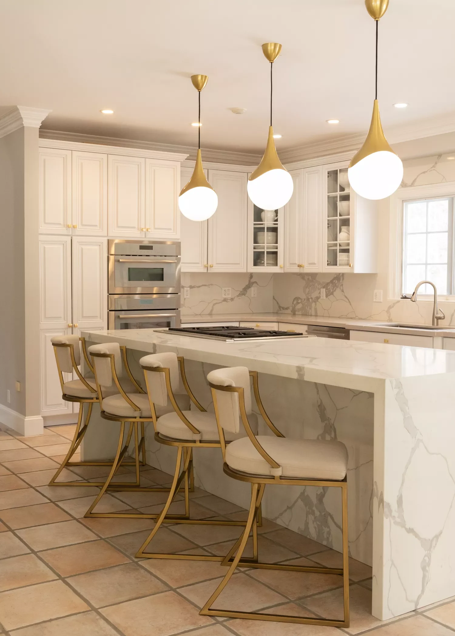 35 Stunning White and Gold Kitchen Designs for Ultimate Luxury White and Gold Kitchen With Elevated Seating
