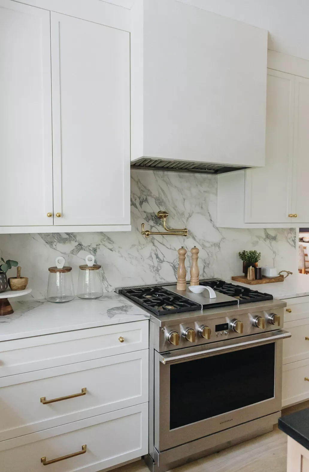 35 Stunning White and Gold Kitchen Designs for Ultimate Luxury White and Gold Kitchen With Marble