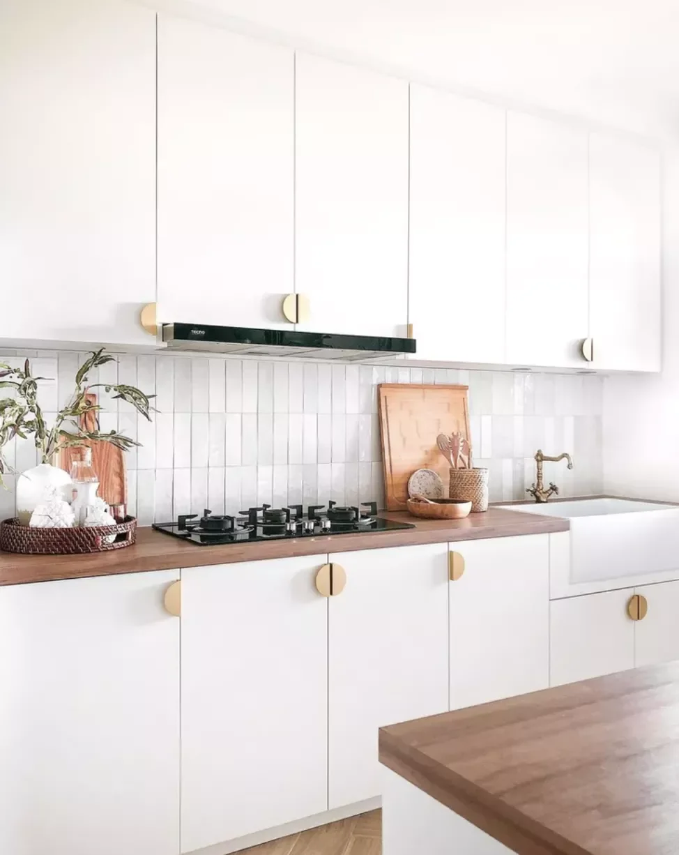 35 Stunning White and Gold Kitchen Designs for Ultimate Luxury White and Gold Kitchen With Statement Hardware