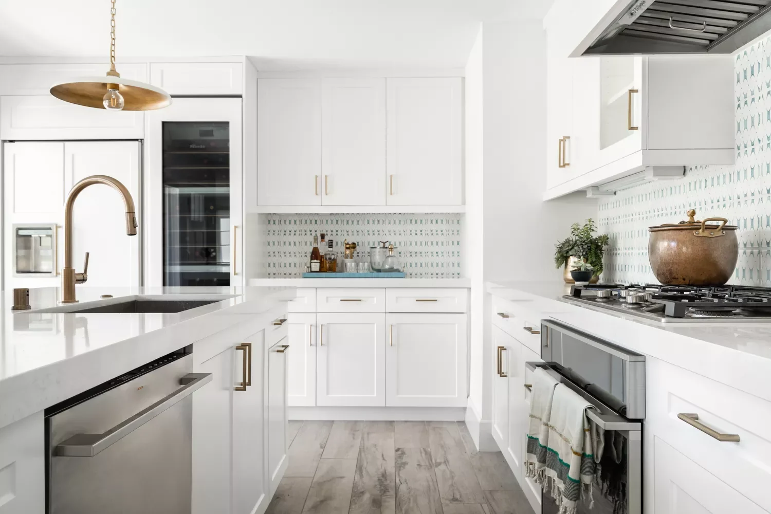 35 Stunning White and Gold Kitchen Designs for Ultimate Luxury White and Gold Kitchen With a Traditional Profile