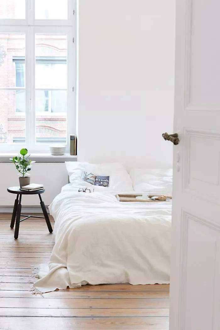 40 Modern Bedroom Ideas That Will Wake Up Your Space 32 Whitewash It
