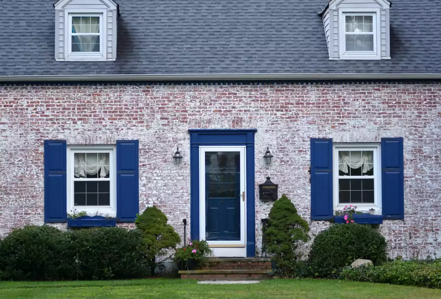 18 Stunning White Brick House Ideas to Transform Your Home's Exterior 17 Whitewashed Brick House