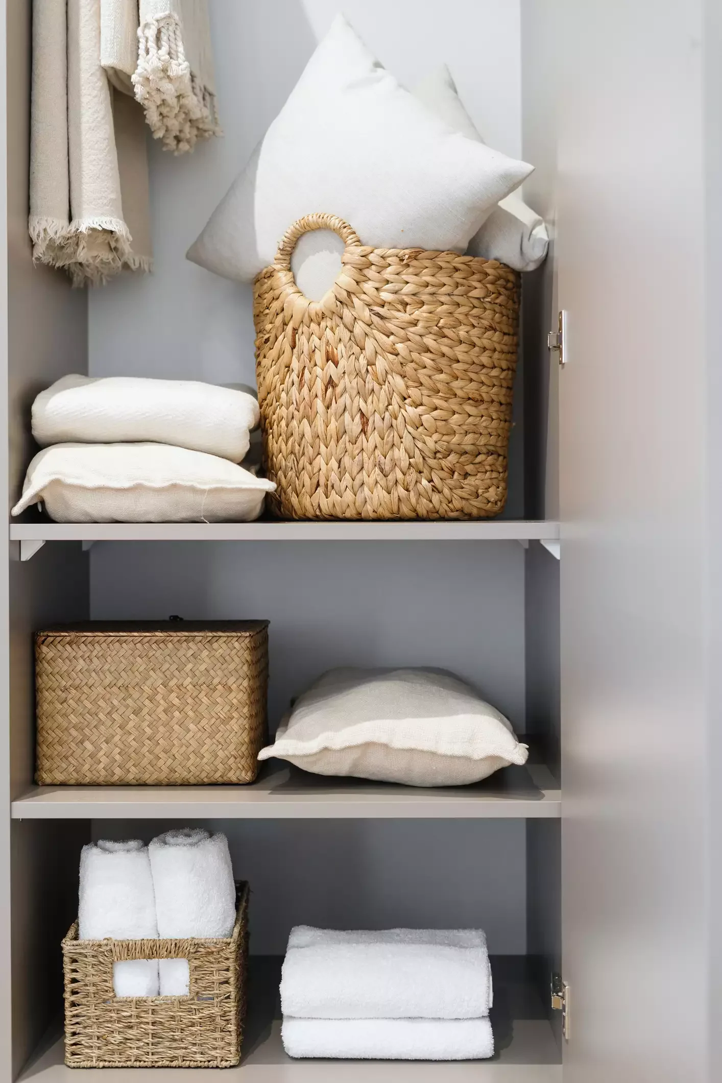 22 Smart Ways to Organize and Store Your Pillows at Home Wicker Basket