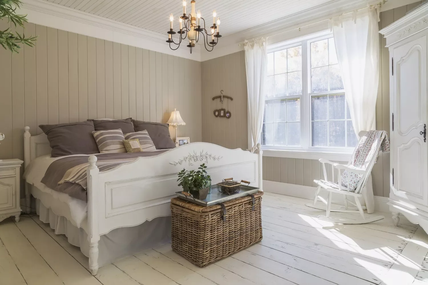22 Smart Ways to Organize and Store Your Pillows at Home Wicker Trunk