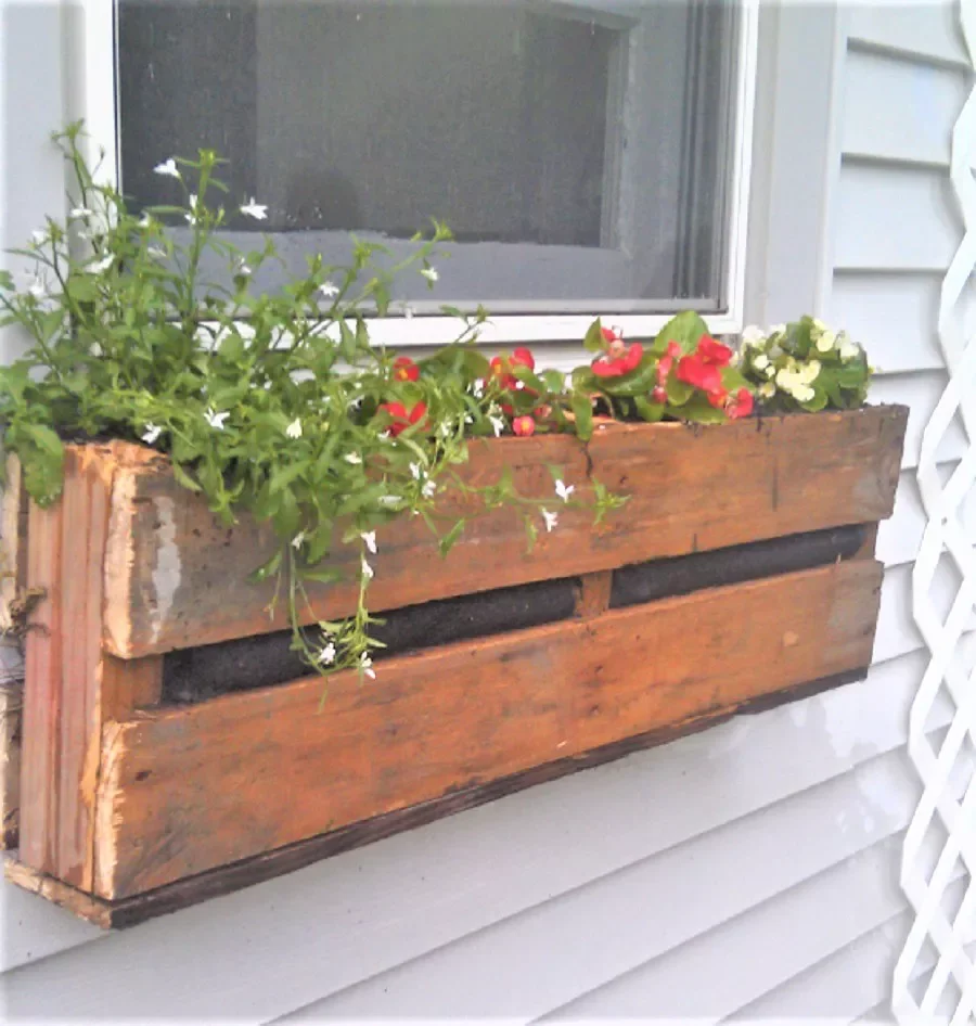 15 Creative Ways to Transform Wooden Pallets Into Stunning Garden Decor 1 Window Box