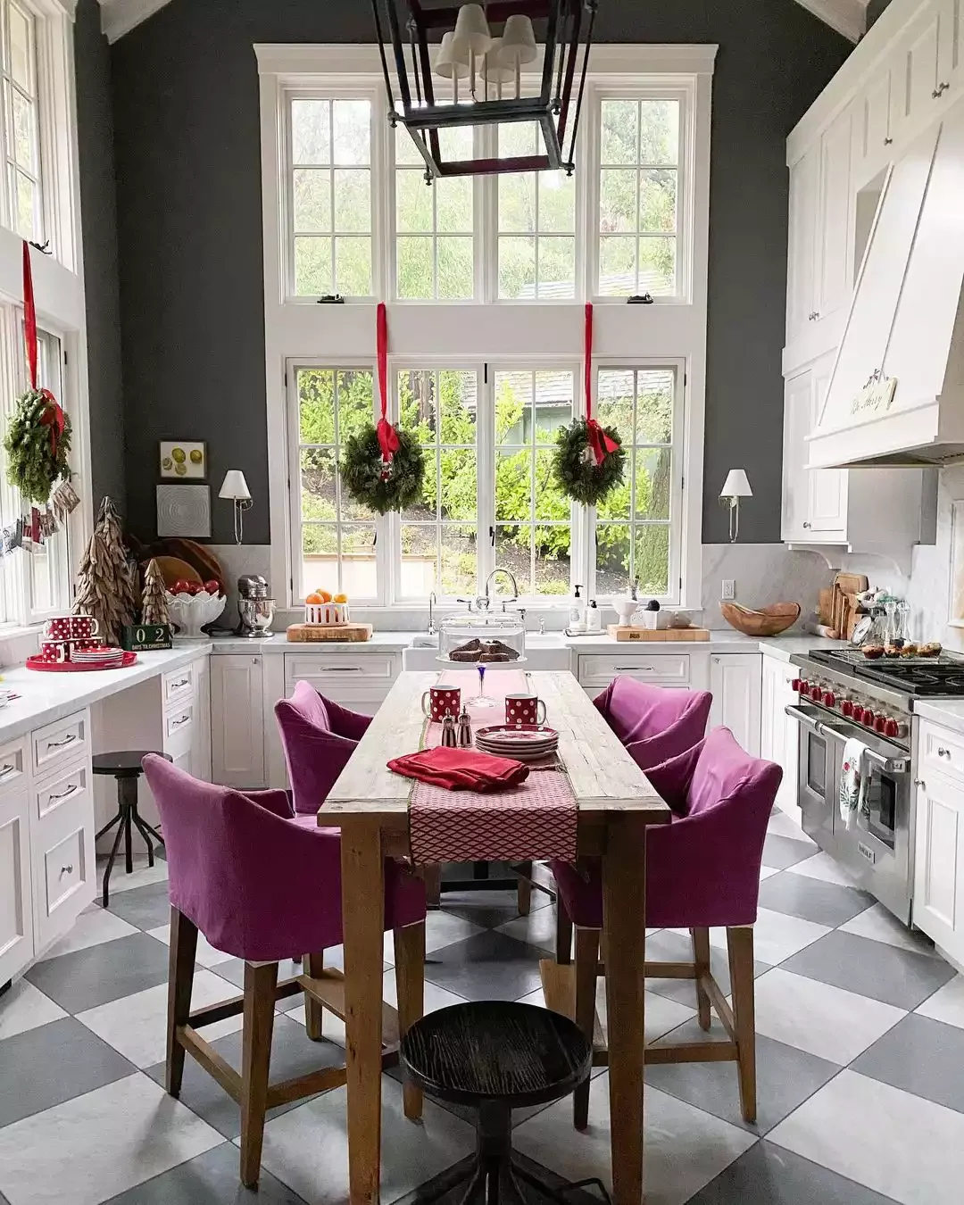 38 Christmas Kitchen Decor Ideas That Create Magic Window Wreaths