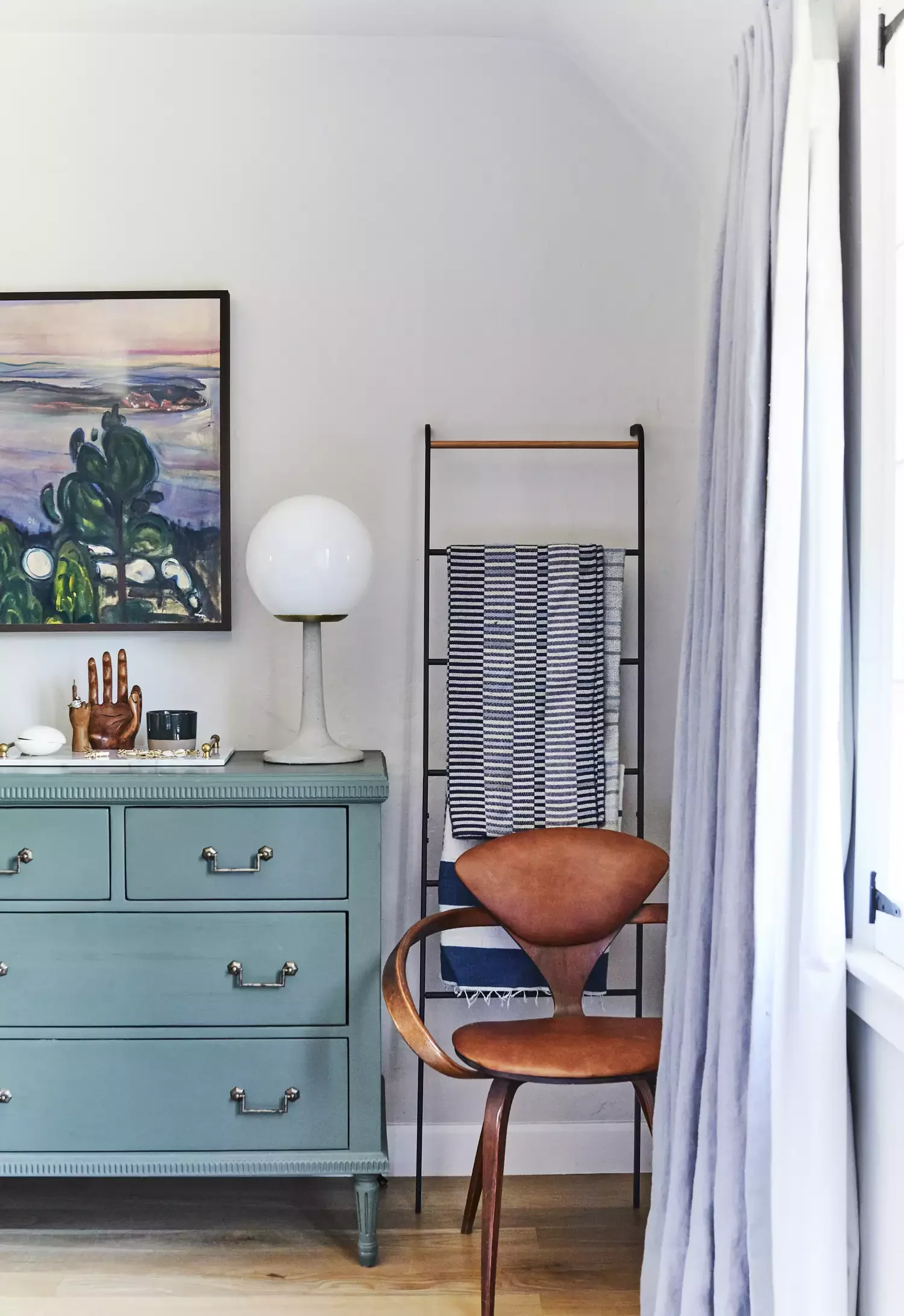 34 Bedroom Chair Ideas That'll Transform Your Space From Boring to Beautiful 8 Wood Accent Chair