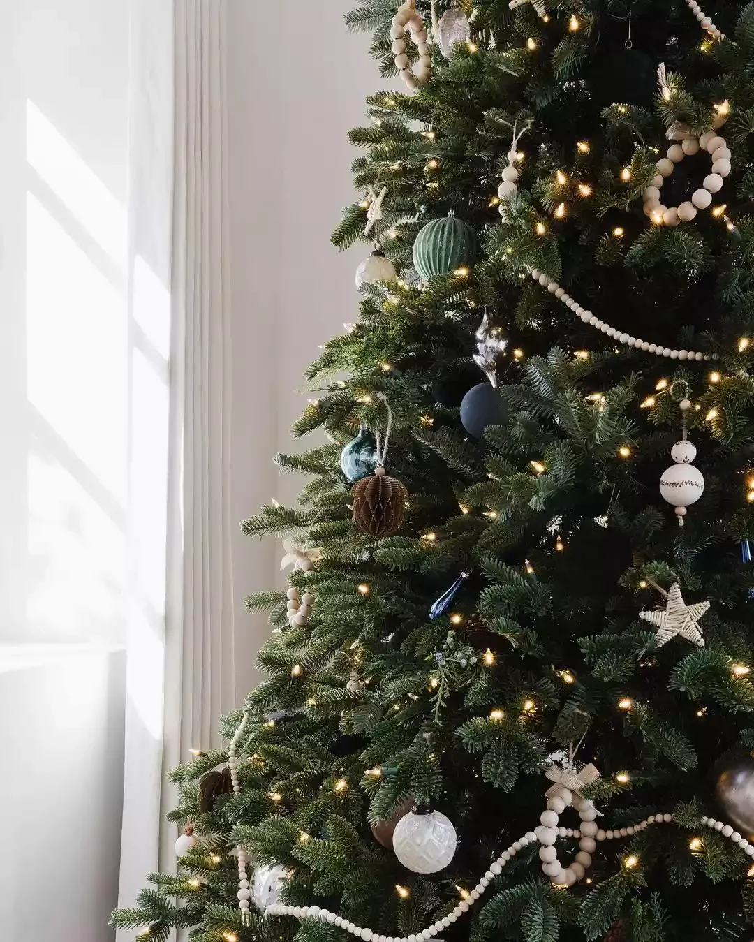 60 Stunning Christmas Tree Ideas to Transform Your Home This Holiday Season 23 Wood Bead Garlands