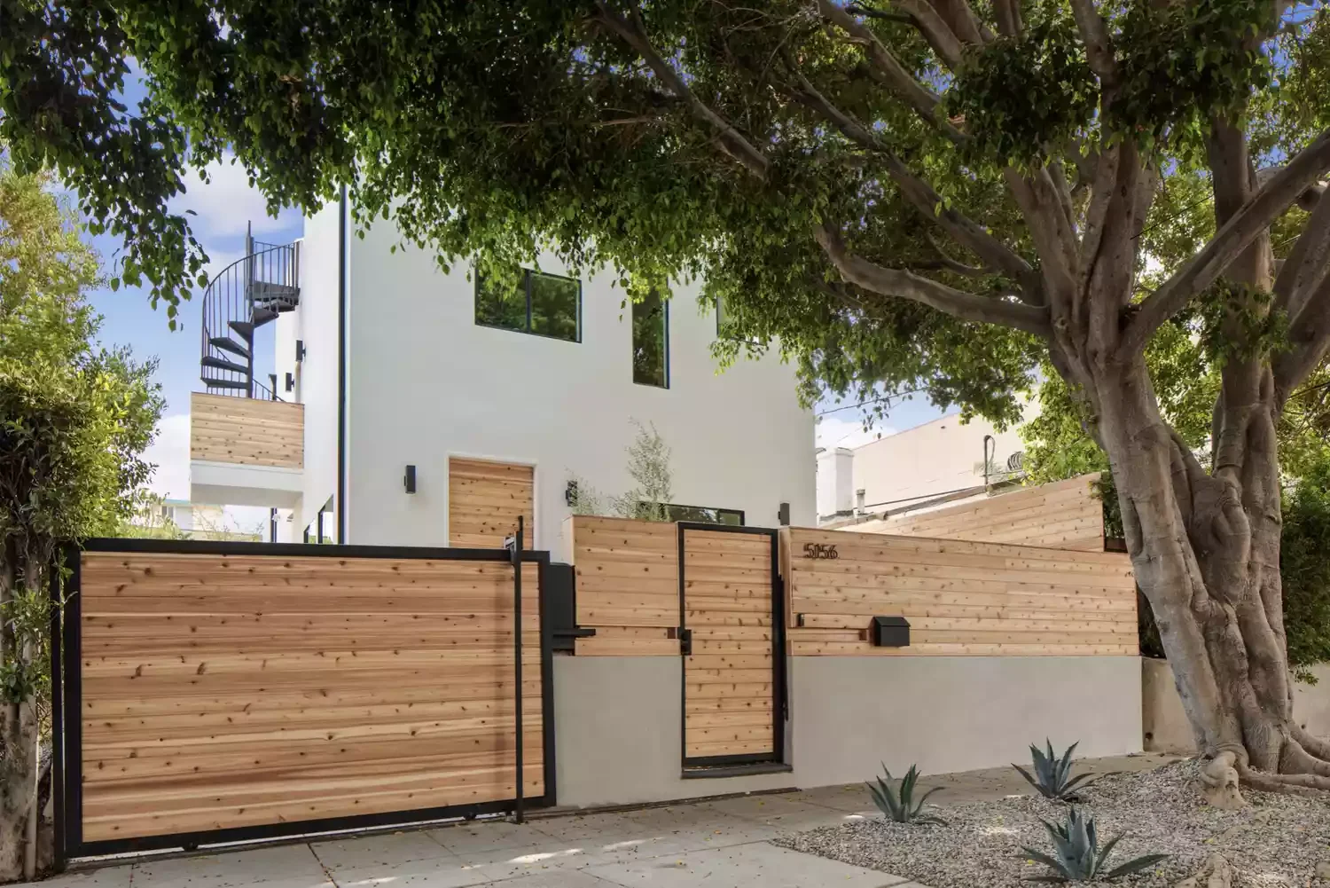 53 Stunning Privacy Fence Ideas to Transform Your Outdoor Space into a Private Paradise Wood and Metal Fence