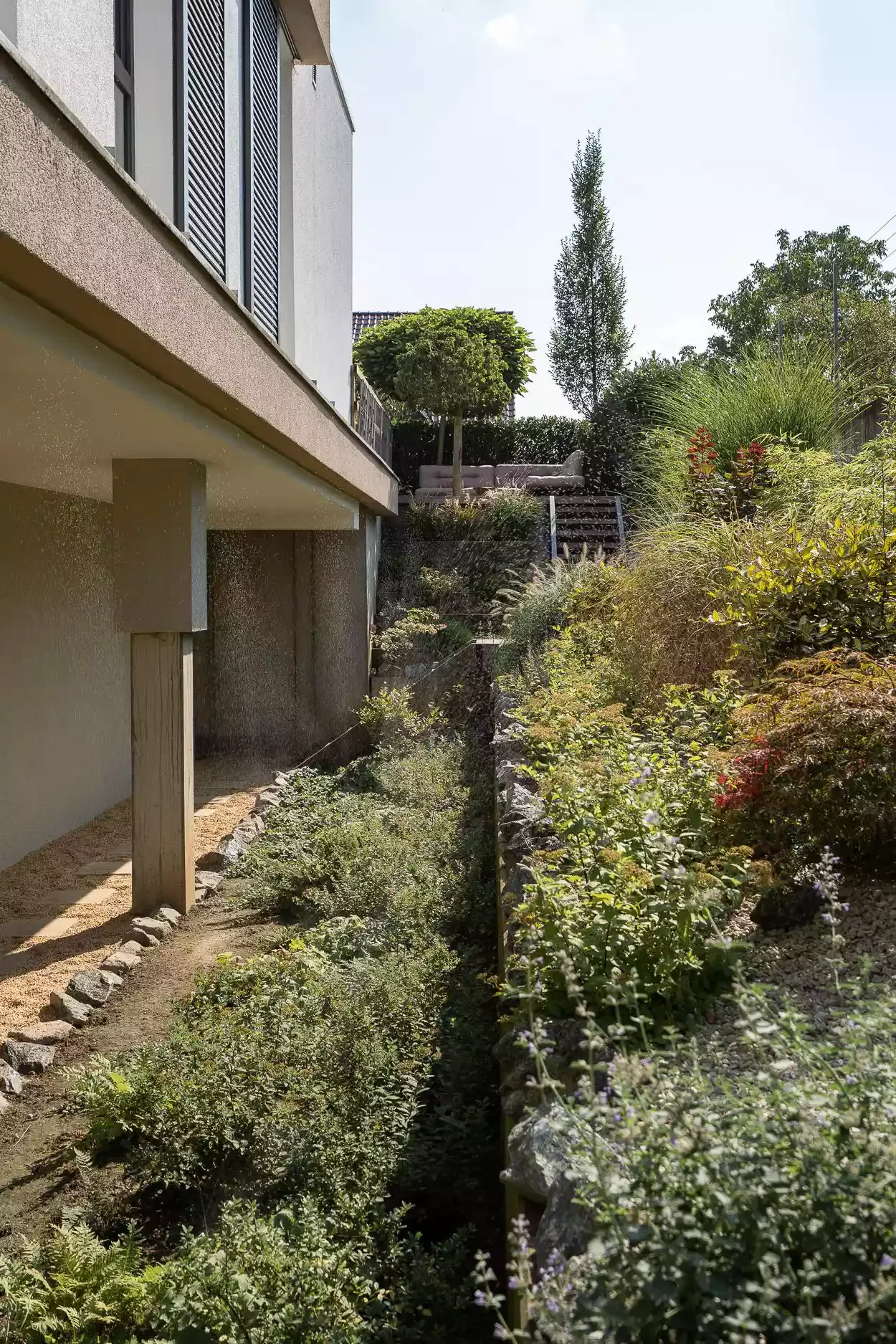 37 Stunning Retaining Wall Ideas to Transform Your Sloped Backyard Wood and Stone Retaining Wall