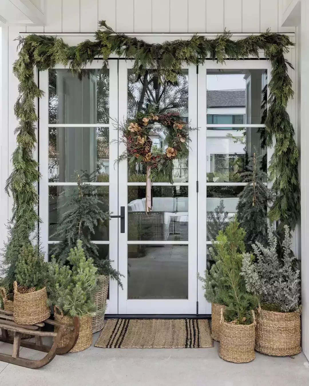 30 Christmas Door Decorating Ideas That Create Masterpieces Woodland Forest Theme