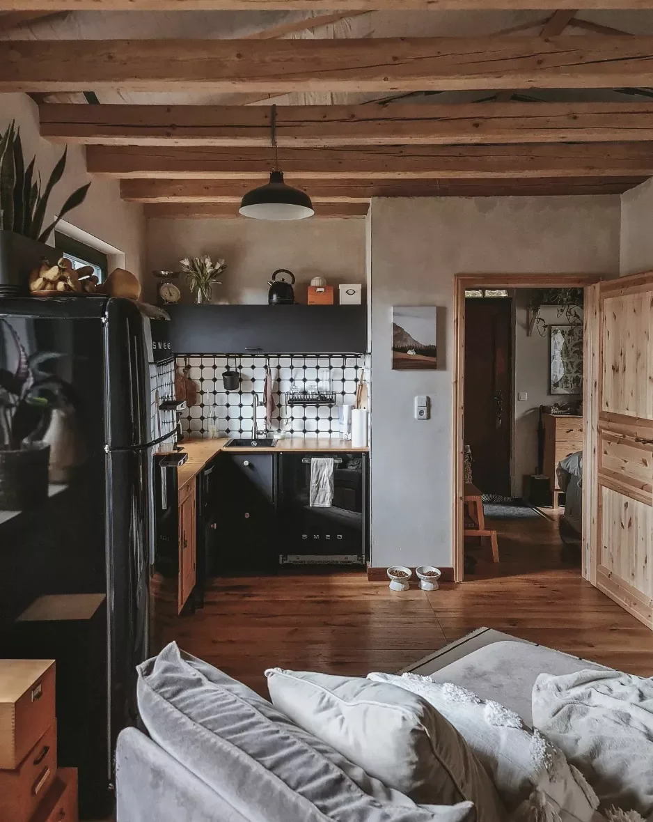 18 Cozy Cabin Kitchen Design Ideas That'll Make You Want to Move to the Mountains 10 Work Around Exposed Beams