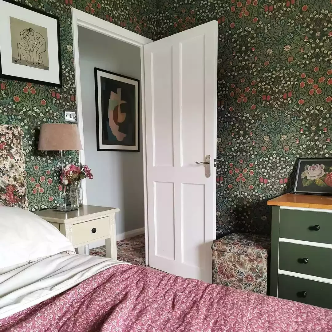 34 Dreamy Cottagecore Bedroom Ideas That Will Make You Want to Redecorate Tonight 19 Work in Modern Art