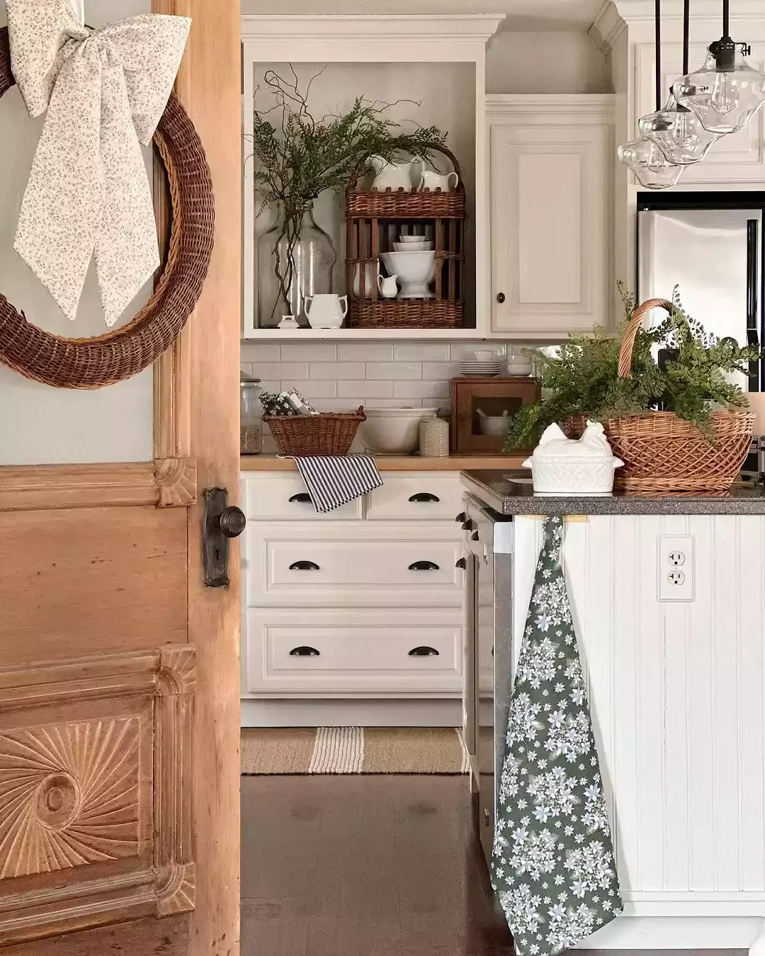 68 Charming Farmhouse Kitchen Ideas That Never Go Out of Style Woven Baskets Galore