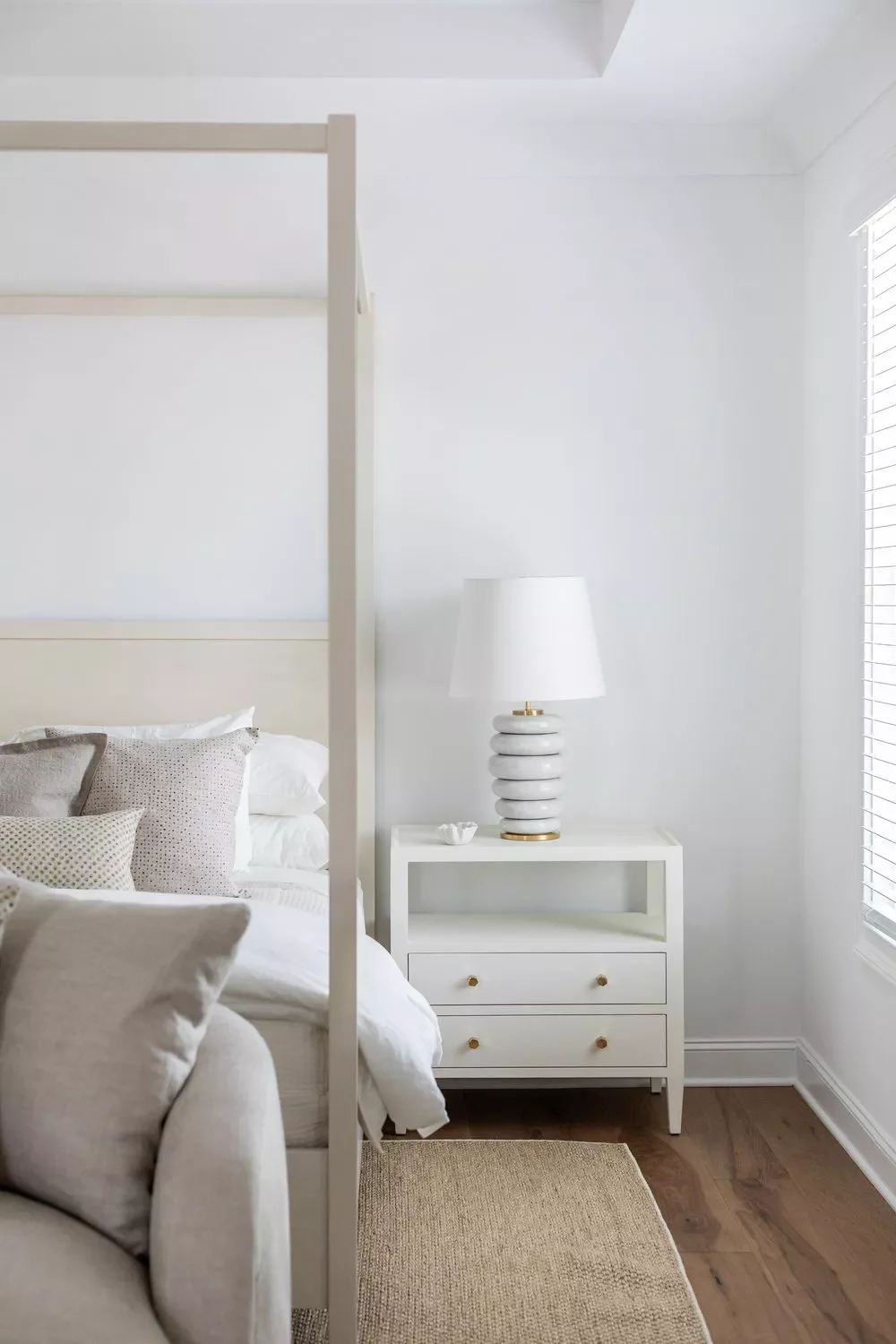 33 Stylish Beige Bedroom Ideas That Will Transform Your Space 4 Woven Jute Rug