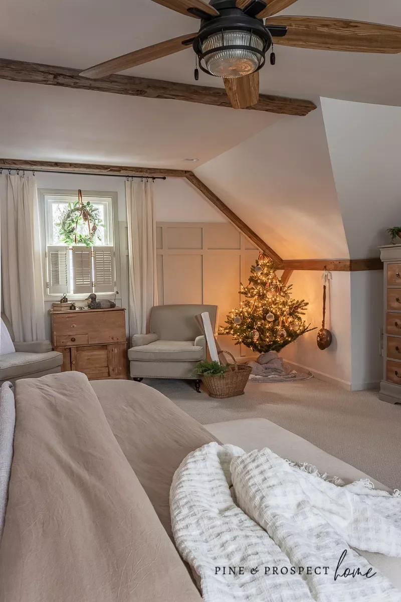 32 Christmas Bedroom Decor Ideas That Make Mornings Magical Wrap Your Tree in a Quilt