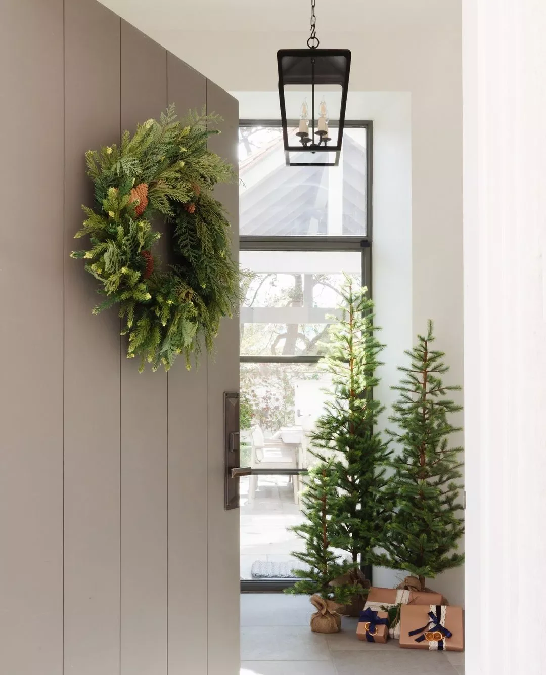30 Christmas Door Decorating Ideas That Create Masterpieces Wreath and Door Colors