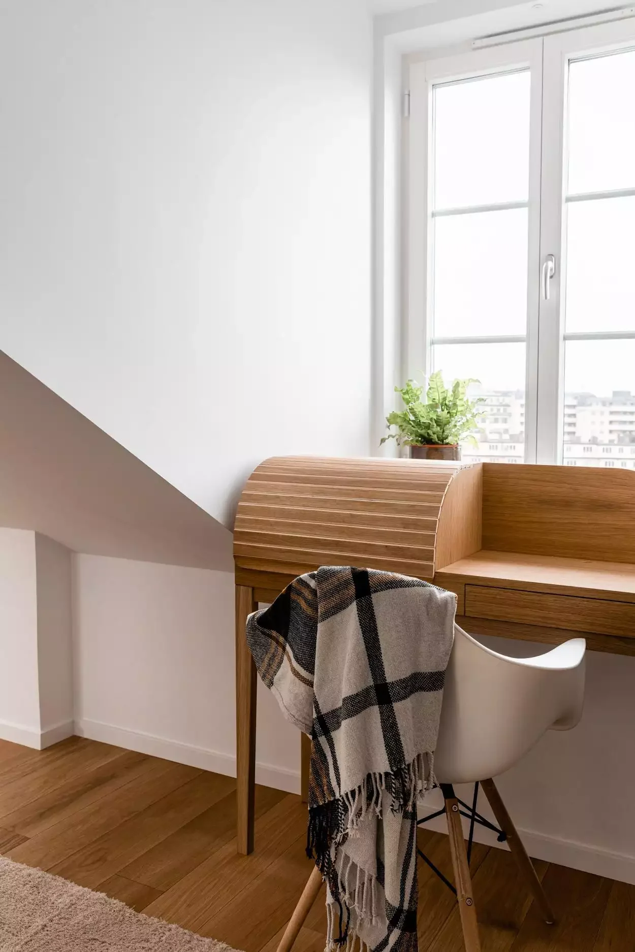 21 Brilliant Ways to Seamlessly Integrate a Workspace into Your Living Room 21 Zoom In